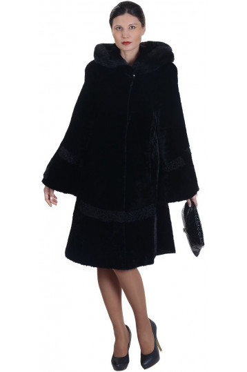 Расклешенная мутоновая шуба с капюшоном